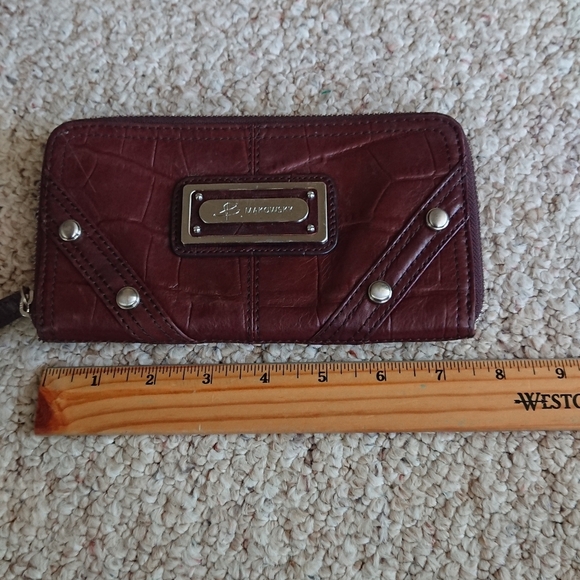 B. Makowsky dark brown leather zip around closure wallet - Picture 8 of 9